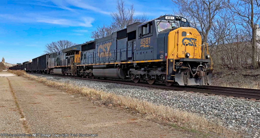 CSX 4581 leads B157.